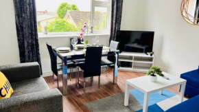 NEW- Spacious and Bright 2 Bedroom Apartment, Sleeps 6, with Free Parking, Business and Leisure by Jesswood Properties